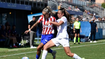 FUENLABRADA (ESPAÑA), 21/09/2025.- La centrocampista del Atlético de Madrid, Macarena Portales (i) controla el balón ante la presión de una jugadores del Madrid CFF durante el partido correspondiente a la Primera División femenina disputado en el estadio Fernado Torres de Fuenlabrada, Madrid, este domingo. EFE/ Víctor Lerena