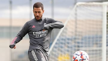 Hazard golpeando un bal&oacute;n durante el entrenamiento.