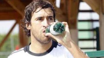 <b>ENCANTADO.</b> Raúl González, capitán del Real Madrid, se mostró encantado con la posibilidad de jugar junto a David Villa.