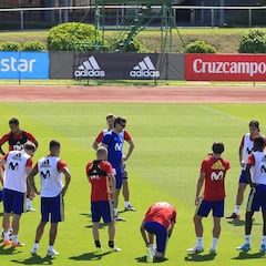 Primer entrenamiento de la Selección sin Piqué en el césped