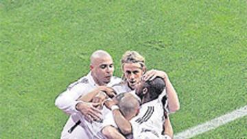 Los jugadores del Madrid celebran uno de sus goles