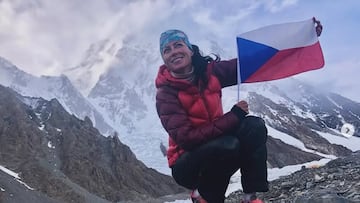 La escaladora checa Klara Kolouchova, durante una expedición en el Himalaya
