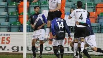 <b>DOBLETE GRANCANARIO.</b> El defensa central grancanario, en la imagen superior felicitado por Natalio, fue ayer la estrella del encuentro gracias a sus dos goles anotados.