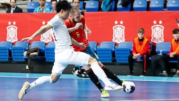 Francisco Solano chuta durante el partido amistoso de f&uacute;tbol sala que enfrent&oacute; a las selecciones de Espa&ntilde;a y Jap&oacute;n en el Pabell&oacute;n Jorge Garbajosa de Torrej&oacute;n de Ardoz.