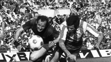 Luis Aragonés, junto al jugador del Barcelona, Gallego, en la disputa de un balón.