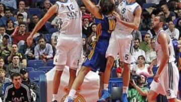 <b>¡VAYA PAREJA! </b>Mirotic (17 puntos y 25 de valoración) y Rudy (23 y 28) frenan en esta acción la acometida del croata Kresimir Loncar.