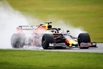 Sergio Pérez rodó con el RB15, monoplaza con el que la escudería compitió en el 2019, en el circuito de Silverstone.