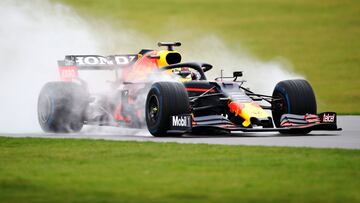 Sergio Pérez rodó con el RB15, monoplaza con el que la escudería compitió en el 2019, en el circuito de Silverstone.
