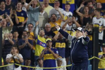 Boca Juniors wom the Argentinean Superliga with club icon Maradona watching from the stands. He was treated to a great tribute by his football family.