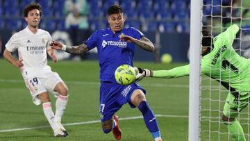 Courtois evitó así un gol de Olivera.