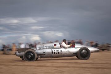 Un piloto conduce su coche por una pista de arena en la playa de Normandía (Francia) durante la IV edición de la
Normandy Beach Race. Esta singular competición consiste en una carrera de demostración de 200 metros de distancia en la que participan clásicos americanos y automóviles y motocicletas europeos fabricados antes de 1947.