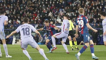 Lenglet, en la acción del penalti.