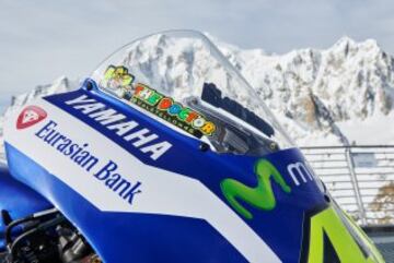 Sesi¨®n de fotos de la Yamaha YZR-M1s de Jorge Lorenzo y Valentino Rossi en Punta Helbronner con el Mont Blanc (4,810 m) de fondo.