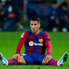 Joao Cancelo crea un bendito problema en defensa a Xavi