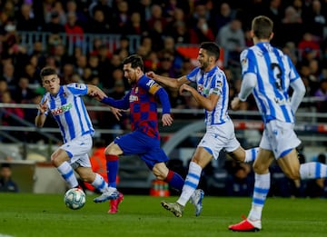 El jugador del Barcelona, Leo Messi, controla el balón ante los jugadores de la Real Sociedad. 