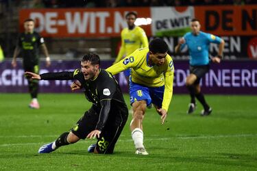 Feyenoord’s Arne Slot to speak to Santiago Giménez over “arrogance” with missed penalty