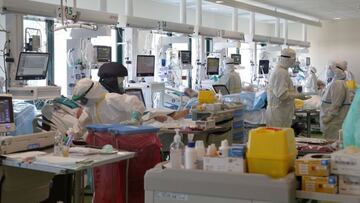 Archivo - Pacientes con COVID-19 en una UCI en un hospital en Bolonia