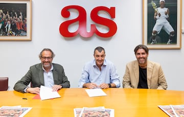 Juan Cantón y Javier Guillén, acompañados de Vicente Jiménez, firman el acuerdo de renovación por el que AS es medio oficial de La Vuelta.