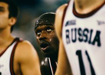 Shaquille O’Neal (Nueva Jersey, 1972) es uno de los jugadores más dominantes de la historia. El pívot no alargó su pico de rendimiento, pero pocos han sido tan demoledores como él durante esos años de esplendor: cuatro veces campeón, una vez MVP, tres veces MVP de las Finales, 15 veces all star, ocho en el Mejor Quinteto. En su mejor temporada se disparó hasta los 29,7 puntos, 13,6 rebotes y 3 tapones. Casi nada. Enorme, poderoso y muy rápido de pies para su volumen, no había forma de detenerlo durante sus mejores años en los Lakers (tres campeonatos). Después fue campeón en Miami Heat, ya subordinado a Dwyane Wade. Además de un increíble jugador de baloncesto, Shaq era un showman, un animal interpretativo con varios discos de rap a sus espaldas y 16 apariciones en el cine. Tiene dos oros con Estados Unidos: en el Mundial de Canadá y en los Juegos de Atlanta dos años después.