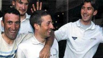 <b>FIESTA EN IBANESTO.</b> Juato Flecha (en el centro de la imagen) recibe las felicitaciones y las bromas de sus compañeros Chente García, el ruso Kartpets, Lastras y Mercado. El ibanesto llevaba tres años sin ganar una etapa en el Tour, desde que Chente lo consiguiera en Drauguignan en 2000.