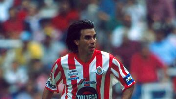 10 February 2002: Action photo of Gustavo Napoles of Guadalajara, running with the ball during week 6 game 2002 summer tournament./Foto de accion de Gustavo Napoles del Guadalajara, corriendo con el balon durante juego de la semana 6 del torneo de verano 2002. MEXSPORT/VICTOR STRAFFON