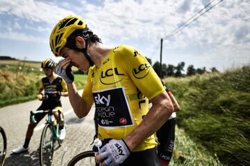 Duras protestas de los agricultores franceses, que usaron gases lacrimógenos, durante la decimosexta etapa de la ronda francesa entre las localidades de Carcasona y Bagnères-de-Luchon. En la foto, el líder de la carrera Geraint Thomas se limpia los ojos. 