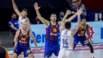 Pierre Oriola defiende a Gabirel Deck durante el Real Madrid-Bar&ccedil;a.