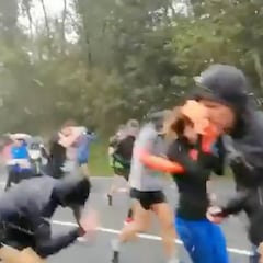 La peligrosa granizada de la Behobia que obligó a los corredores a ir de espaldas