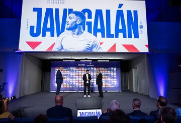 Javi Gal¨¢n, el primer fichaje del Atl¨¦tico 23-24, ha sido presentado este mi¨¦rcoles en el auditorio del C¨ªvitas Metropolitano. El lateral, de 28 a?os, entr¨® en la sala junto a Enrique Cerezo y estuvo acompa?ado tambi¨¦n por amigos, familiares y por el director deportivo, Andrea Berta, y el vicepresidente Antonio Alonso.