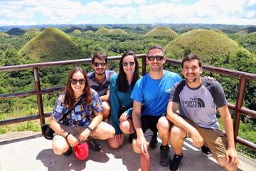 Alberto, Izaskun, Carlos, Henar y Ander, en Filipinas.