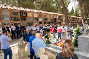 Los pe&ntilde;istas rinden culto en el homenaje a Bernab&eacute;u en el lugar donde est&aacute; enterrado el expresidente madridista.