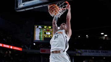 Gabriel Deck, alero del Real Madrid, machaca ante el Unicaja.