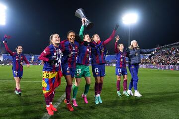 La fiesta de Bruna, Claudia Pina, Salma Paralluelo, Cata Coll con el trofeo de la Supercopa, Patri Guijarro y Aitana Bonmatí.