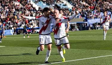 Óscar Valentín celebra con Isi el 2-0 al Atlético de Madrid. 