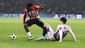 Eindhoven (Netherlands), 05/11/2024.- Johan Bakayoko (L) of PSV Eindhoven and Ladislav Krejci of Girona FC in action during the UEFA Champions League match between PSV Eindhoven and Girona FC at Phillips Stadium in Eindhoven, Netherlands, 05 November 2024. (Liga de Campeones, Países Bajos; Holanda) EFE/EPA/MAURICE VAN STEEN