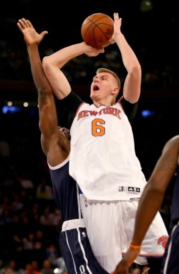 Kristaps Porzingis trata de anotar durante el Knicks-Thunder.