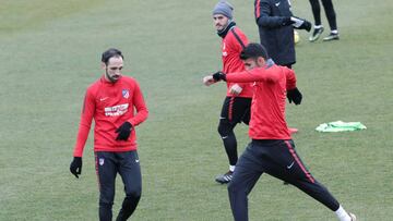 GRAF239. MADRID, 05/01/2018.- Los jugadores del Atlético de Madrid, Juanfran (i) y Diego Costa (d), durante el entrenamiento de hoy para preparar la 18º jornada de La Liga Santander, que mañana enfrentará en el Wanda Metropolitan