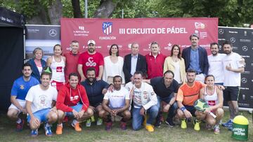 Veteranos rojiblancos (Caminero, Adelardo, Pantic, Laguna, Assun&ccedil;ao...) con los participantes en el torneo que esta ma&ntilde;ana present&oacute; la III del torneo de p&aacute;del de la Fundaci&oacute;n del Atl&eacute;tico en el CD Somontes.  