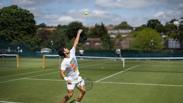 Carlos Alcaraz saca durante un entrenamiento en Wimbledon.