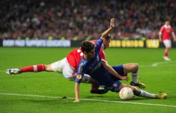 Oscar del Chelsea y Nemanja Matic del Benfica.