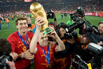 El h¨¦roe de la final Andr¨¦s Iniesta junto a Fernando Llorente con la copa del mundo.