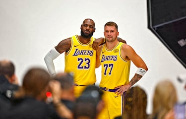 LeBron James y Luka Doncic posaron por primera vez juntos en el Media Day de Los Angeles Lakers. Aunque el esloveno viste de púrpura y oro desde el pasado febrero, el curso anterior lo comenzó con Dallas Mavericks. Este año, la pareja es lo más ilusionante del equipo de púrpura y oro.