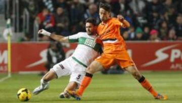Jonas y Botía chocan por un balón.