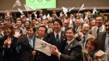 El primer ministro, Shinzo Abe (en el centro) celebra con la delegaci&oacute;n de Tokio en Buenos Aires la consecuci&oacute;n de los Juegos.  