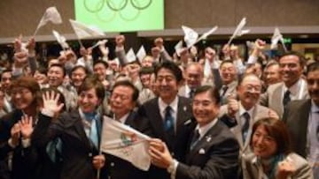El primer ministro, Shinzo Abe (en el centro) celebra con la delegación de Tokio en Buenos Aires la consecución de los Juegos.