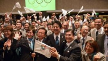 El primer ministro, Shinzo Abe (en el centro) celebra con la delegaci&oacute;n de Tokio en Buenos Aires la consecuci&oacute;n de los Juegos.  