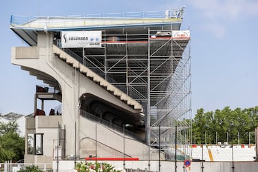 El temporada 25/26 el conjunto madrileño jugará en la Conference League. Por ello, una delegación de la UEFA ha inspeccionado el estadio de Vallecas. Los han revisado la grada, carpeta en mano, acompañados por diferentes empleados del club rayista. Según la norma, el campo debe pertenecer a la categoría 4 y el mayor inconveniente para conseguirlo son las las dimensiones del terreno de juego.