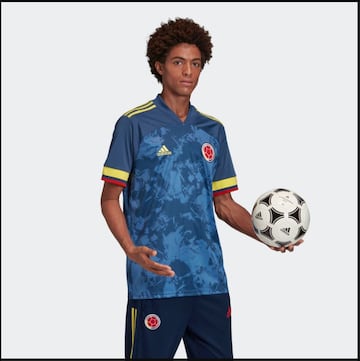 Adidas lanzó la nueva indumentaria alternativa de la Selección Colombia, la cual será de color azul. Tendrá un valor entre los $129.000 y $249.900.