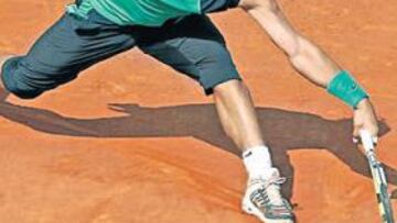 <b>PENÚLTIMO ESFUERZO. </b>Nadal derrapa sobre la tierra ocre del Montecarlo Country Club, y en la frenada saca la bola corta de Berdych. Hoy, último esfuerzo: se llama Federer.