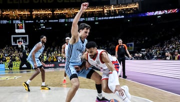 Berlin (Germany), 13/03/2025.- Matteo Spagnolo (L) of Berlin and Baskonia's Timothe Luwawu-Cabarro in action during the Basketball EuroLeague match between Alba Berlin and Saski Baskonia in Berlin, Germany, 13 March 2025. (Baloncesto, Euroliga, Alemania) EFE/EPA/FILIP SINGER